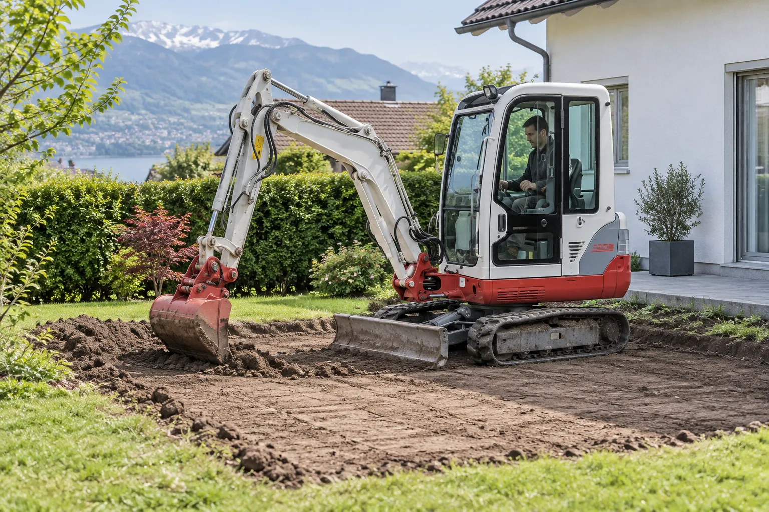 Kompakter Bagger bei der Gartenvorbereitung